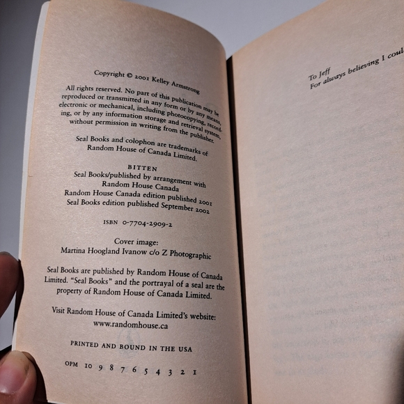 Bitten by Kelley Armstrong Paperback Book - Picture 6 of 7